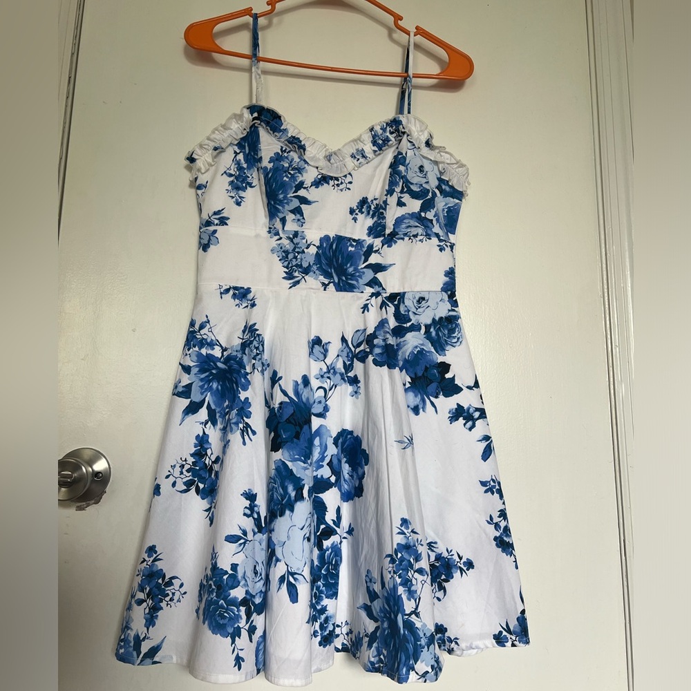 Super cute blue and white floral dress ! 💙🤍